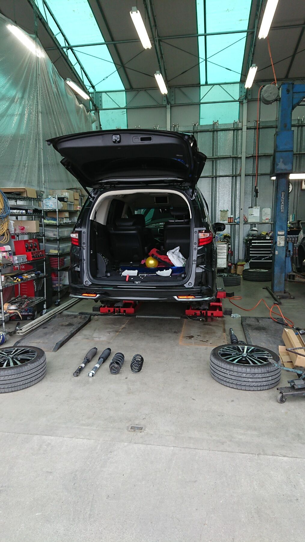 オデッセイｒｃ１の足回りに無限を入れました 車検の評判が吉川で高い車工場のスタッフのブログ