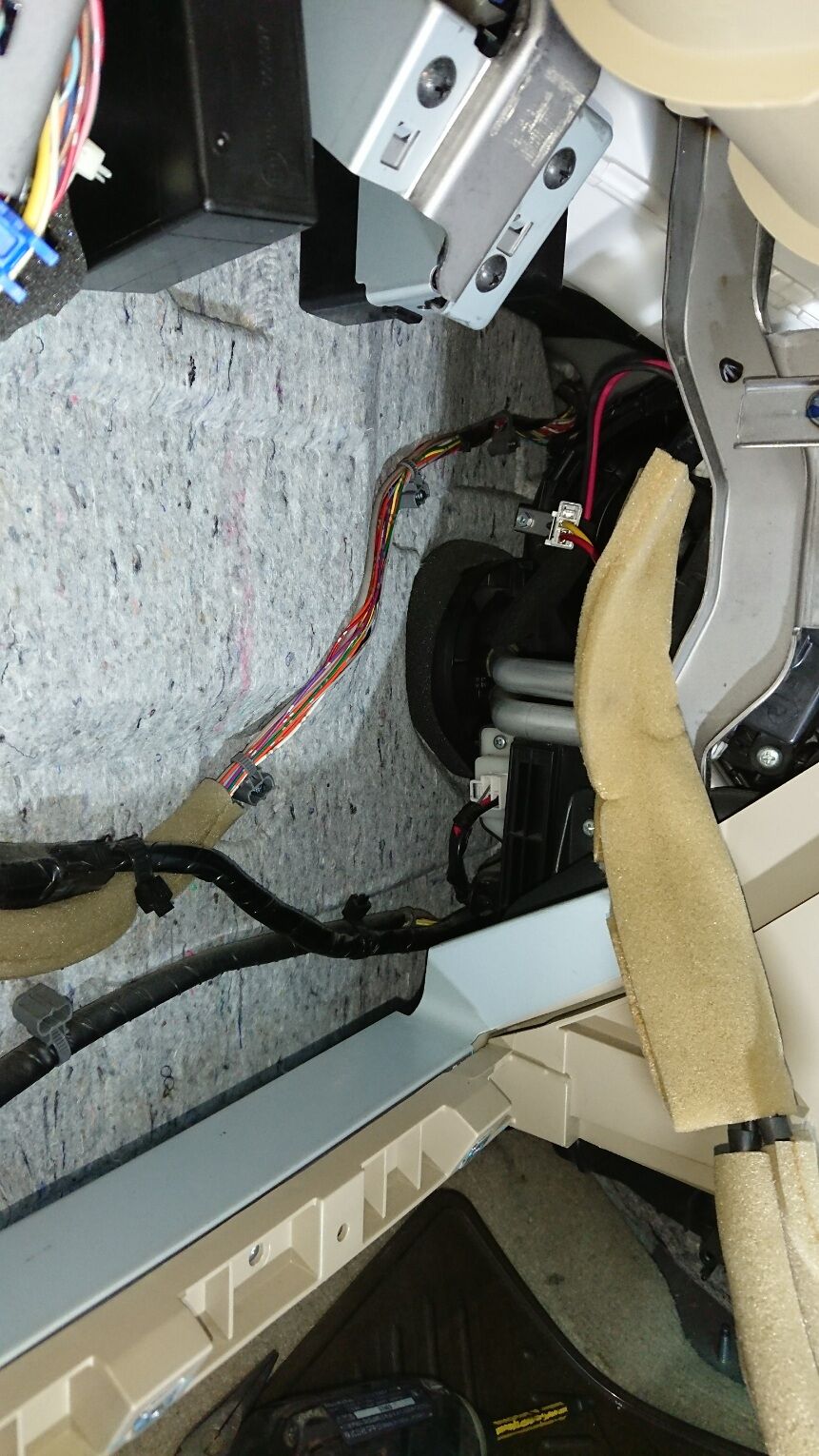 室内のブロアファンモータ交換をしました 車検の評判が吉川で高い車工場のスタッフのブログ