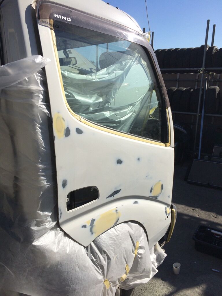 ３トンユニックの運転席ドアパネル 鈑金 塗装をしました 車検の評判が吉川で高い車工場のスタッフのブログ